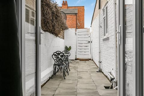 Luxury Ground Floor Flat FREE Parking With Private Garden by E&L Homes Apartamento in Kingston upon Thames