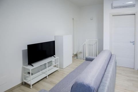 TV and multimedia, Living room, Seating area, air conditioner