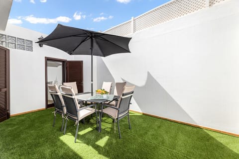 Patio, Garden, Garden, Dining area, Garden view