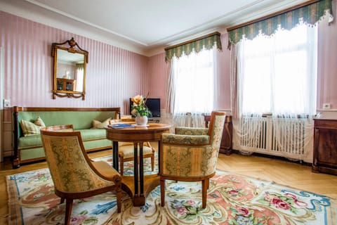 Living room, Photo of the whole room, Seating area, Dining area