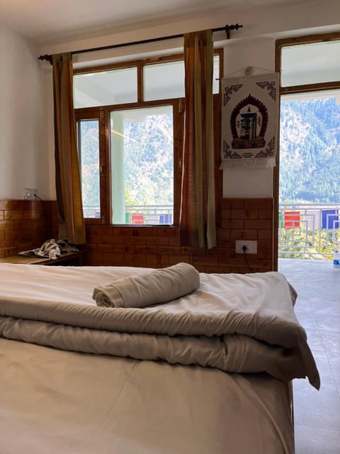 Bed, Photo of the whole room, Bedroom, Mountain view, towels