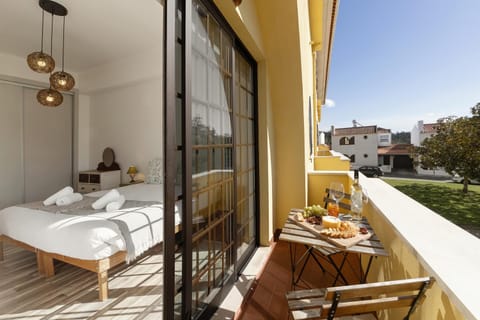 Day, Balcony/Terrace, Food and drinks, Dining area, Bedroom, Food, towels