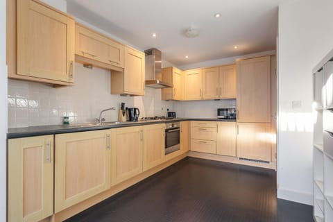 4Bed House Redhill Train Station Apartment in Redhill