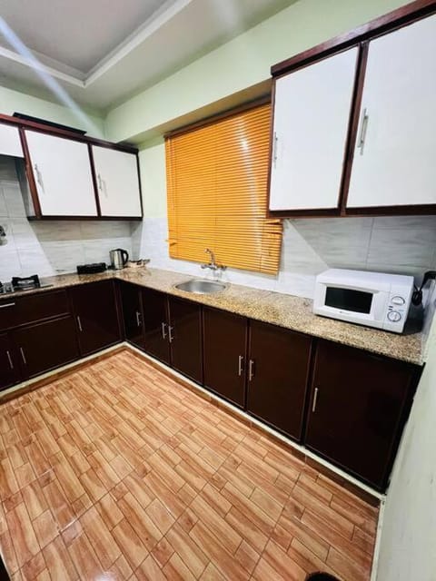 Kitchen or kitchenette, minibar, oven, stove