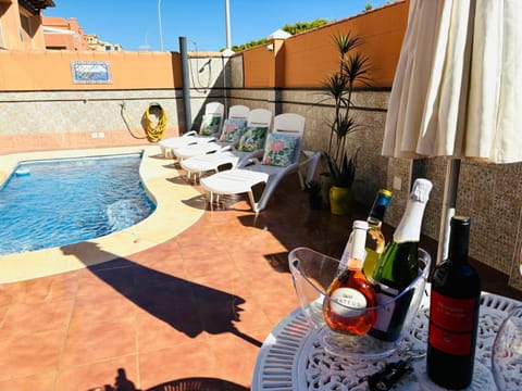 Chalet con piscina privada en primera línea de playa Villa in Torremolinos