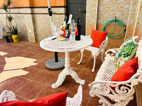 Chalet con piscina privada en primera línea de playa Villa in Torremolinos