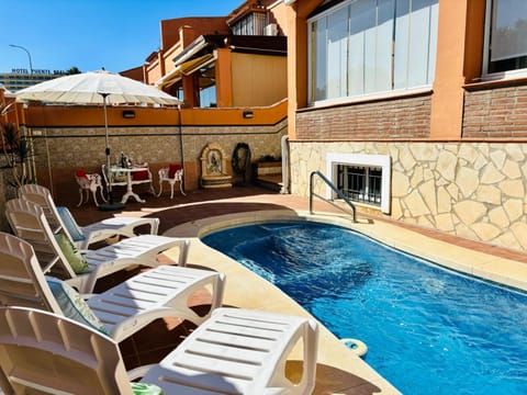 Chalet con piscina privada en primera línea de playa Villa in Torremolinos