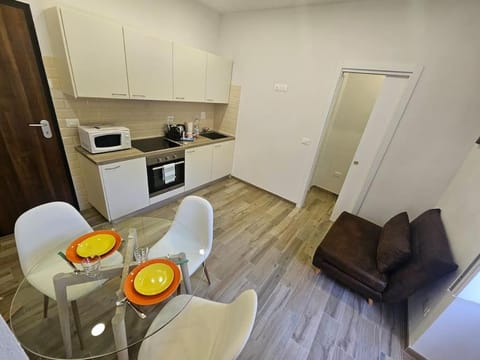 Kitchen or kitchenette, Dining area, oven, stove