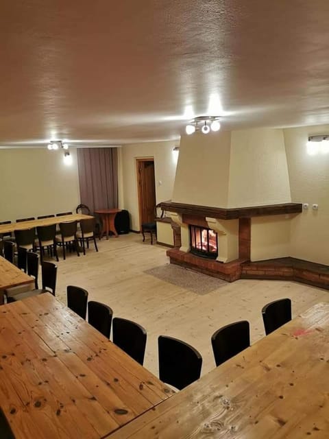 Seating area, Meeting/conference room, fireplace