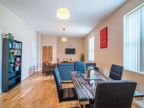 Stylish & Spacious apartment with private balcony Apartment in Sheffield