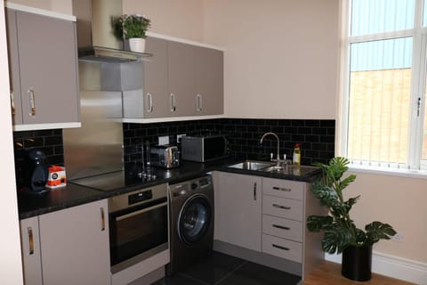 Kitchen or kitchenette, oven, washing machine