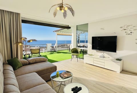 Day, TV and multimedia, View (from property/room), Balcony/Terrace, Living room, Decorative detail, Seating area, sunbed