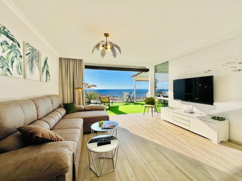 Natural landscape, TV and multimedia, Living room, Seating area, Sea view