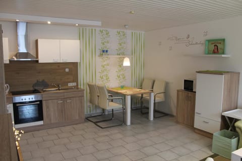 Coffee/tea facilities, Kitchen or kitchenette, Living room, Seating area, Dining area