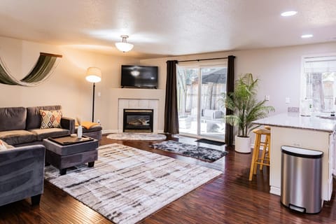 TV and multimedia, Living room, Seating area, fireplace