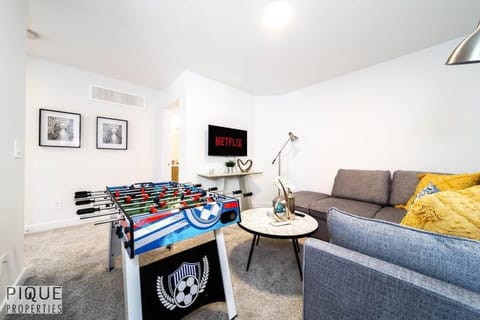 Modern Executive Home-Sleeps12-KingBeds-FullHouse Apartment in Edmonton