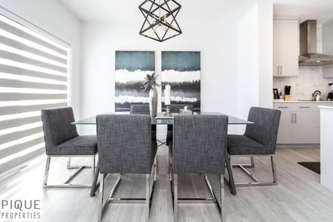 Modern Executive Home-Sleeps12-KingBeds-FullHouse Apartment in Edmonton