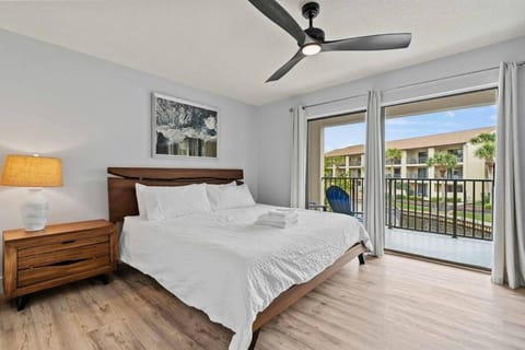 Beachfront resort Heated Pool 3King beds 85in TV BBQ Apartment in Saint Augustine Beach