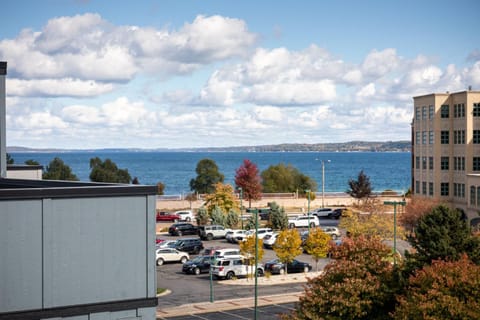 The Suncatcher on Gillis Apartment in Traverse City