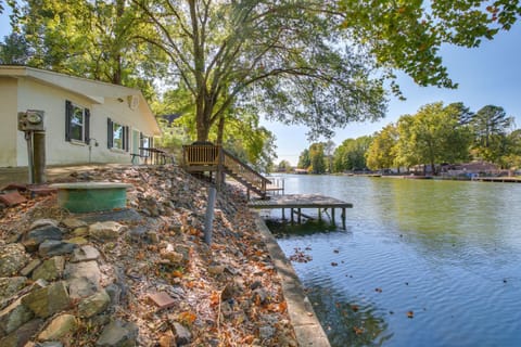 Lakefront Escape with Boat Docks in Hot Springs! Casa in Piney