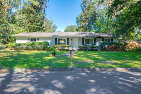 Pet-Friendly Home - 3 Mi to University of Florida! House in Gainesville