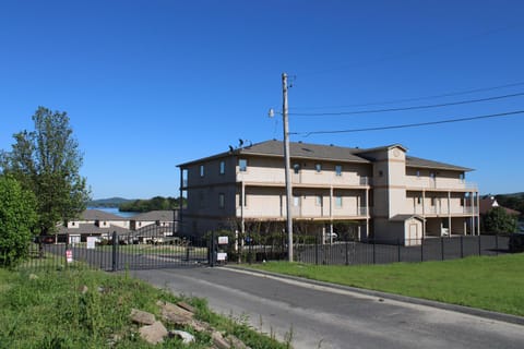 Central Retreat Condo House in Lake Hamilton