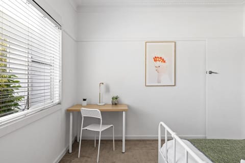 Bright Queen Room - Central Location at Ryde - Shared Bathroom Bed and Breakfast in Sydney