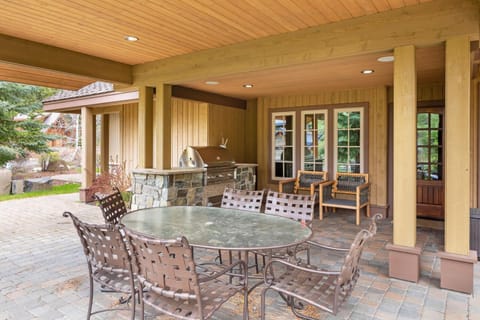 New! Luxurious Timber-Frame Retreat with Hot Tub, Fire Pit, and Gourmet Kitchen Casa in Roslyn