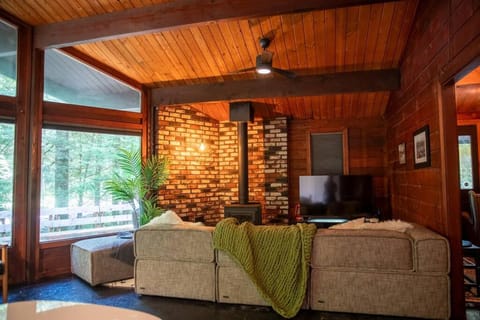 Mid-century Cabin Hideaway - Hot Tub & Fire Pit House in Mount Hood Village