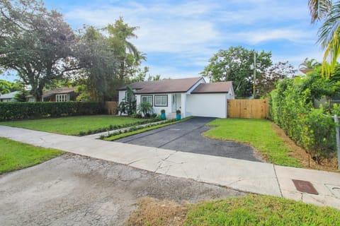 Marvelous family-friendly house close to Surfside Beach, Wynwood, with AC, WiFi Casa in Biscayne Park