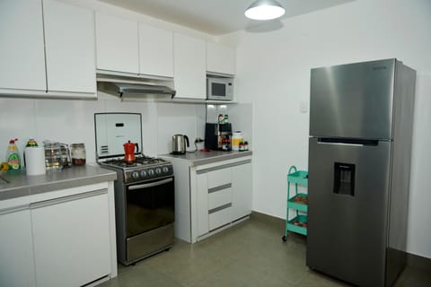 Coffee/tea facilities, Kitchen or kitchenette, dishwasher, oven, stove