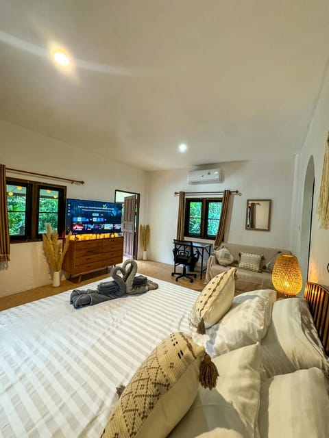 Communal lounge/ TV room, Bed, TV and multimedia, Photo of the whole room, Seating area, Bedroom, air conditioner