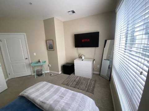 Homey 2 BR with Pool Jacuzzi Gym - Sleeps 4 Apartment in Marina del Rey