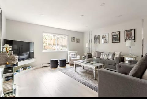 2 Bedrooms in Coquitlam House in Pitt Meadows