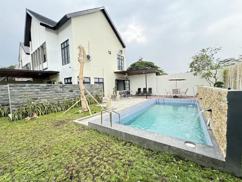 Property building, Garden, Garden view, Swimming pool