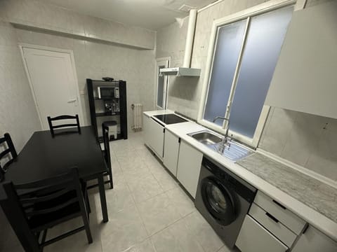 Kitchen or kitchenette, Dining area, washing machine