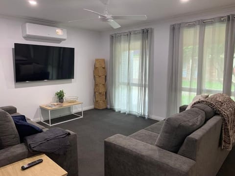 2BR Home, large entertaining area! Sleeps 8! House in Mildura