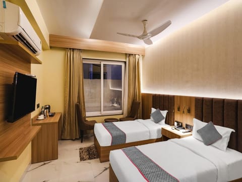 Communal lounge/ TV room, Bed, TV and multimedia, Living room, Photo of the whole room, Seating area, Evening entertainment, Bedroom, fireplace, hair dresser, air conditioner