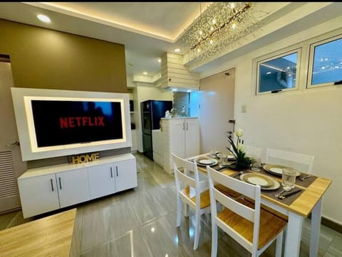 TV and multimedia, Kitchen or kitchenette, Living room, Seating area, Dining area