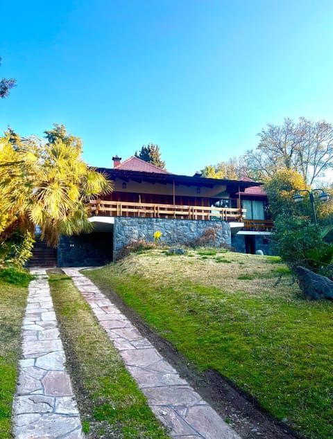 Lujosa casa en la mejor zona de chacras, Mendoza, con piscina, jardín y quincho House in Luján de Cuyo