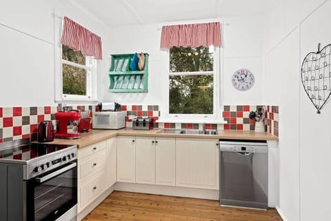 Historic Corinda Cottage House in Bundanoon