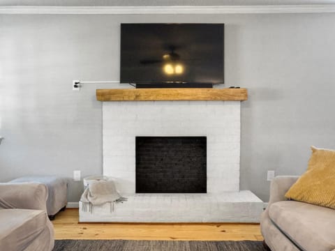 TV and multimedia, Living room, Seating area, Evening entertainment, fireplace