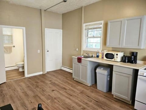 Updated apartment near Whole Foods, Brown Univer Apartment in Providence