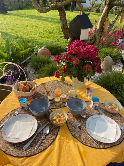 Day, Food and drinks, Dining area, Food, Garden view, Drinks