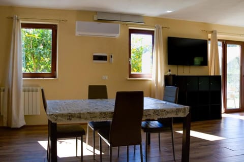 TV and multimedia, Seating area, Dining area, Evening entertainment, air conditioner