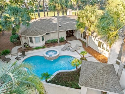 Property building, Facade/entrance, Hot Tub, Pool view, sunbed