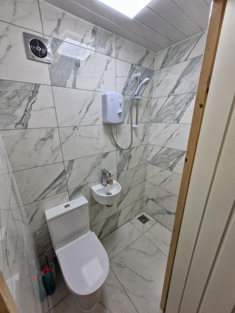 Shower, Toilet
