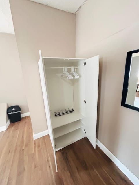 Large room with private bathroom near Whole Foods Wohnung in Providence