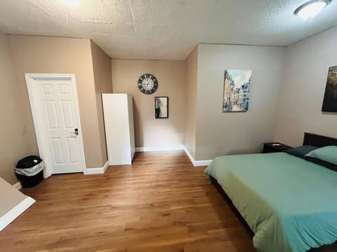 Large room with private bathroom near Whole Foods Wohnung in Providence