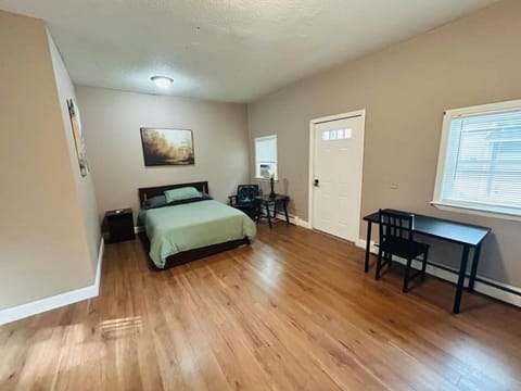 Large room with private bathroom near Whole Foods Wohnung in Providence